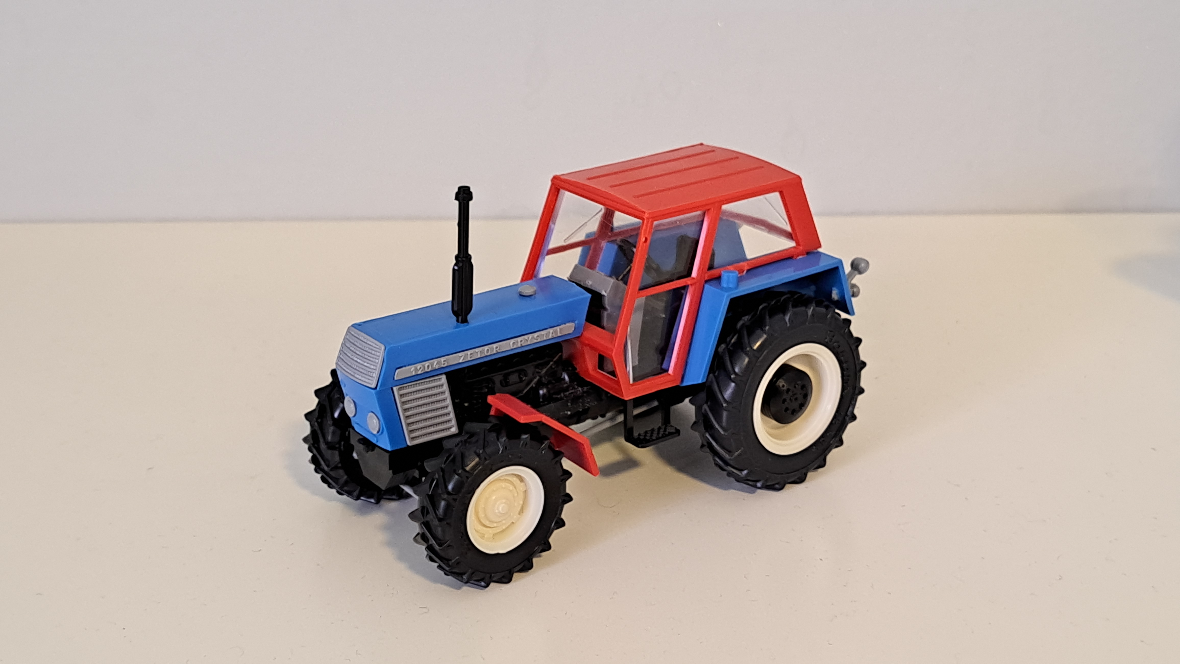 1:43 - traktor Zetor Crystal 12045 - 