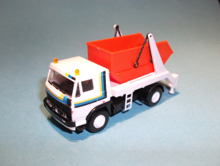 LIAZ - s natahovací mechanikou a kontejnerem - 1:87