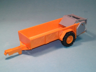 1:43 - rozmetadlo RUR-5 k traktoru Zetor Crystal 12045 - stavebnice - oranžová