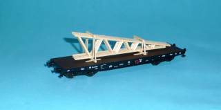 plošinový vůz Pao ČSD s nákladem střešních krovů - H0