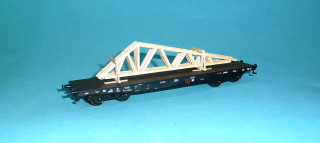 plošinový vůz Pao ČSD s nákladem střešních krovů - H0