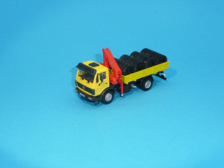 MB valník s HR a nákladem pneumatik - 1:87