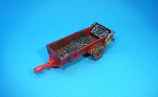 1:43 - rozmetadlo RUR-5 k traktoru Zetor Crystal 12045 - červená