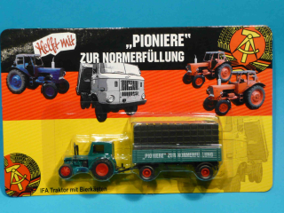Traktor Pioniere s vlekem